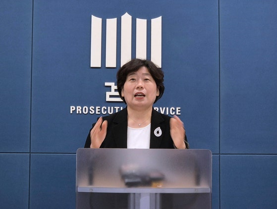 '12·3 비상계엄 사건'을 수사하는 조은석 내란 특검팀의 박지영 특검보가 지난 24일 서울 서초구 서울고등검찰청 기자실에서 윤석열 전 대통령에 대해 특수공무집행방해 혐의 등 체포영장을 청구했다는 내용을 브리핑하고 
