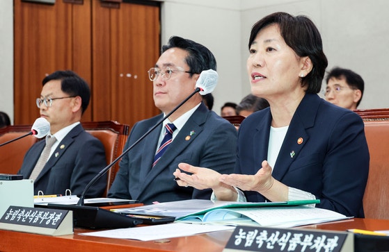 송미령 농림축산식품부 장관(오른쪽)이 25일 국회에서 열린 농림축산식품해양수산위원회 전체회의에 출석해 발언하고 있다. 김성룡 기자