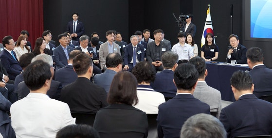 이재명 대통령이 25일 오후 광주시 동구 국립아시아문화전당(ACC)에서 열린 ‘호남의 마음을 듣다’ 타운홀 미팅에서 발언하고 있다. 김현동 기자