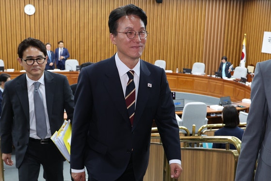 김민석 국무총리 후보자가 25일 서울 국회에서 자료 제출 등을 둘러싼 여야 대립으로 인사청문회 속개가 지연되자 후보자석을 잠시 떠나고 있다. 연합뉴스