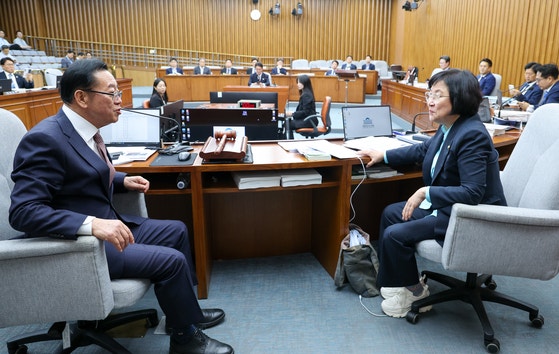 김민석 국무총리 후보자 인사청문특별위원회 이종배 위원장(왼쪽)과 더불어민주당 김현 간사가 25일 오후 서울 여의도 국회 인사청문회장에서 대화하고 있다. 이날 청문회는 오후 5시 속개 예정이었으나 국민의힘 의원들은 후