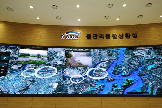 한국수자원공사 물종합상황실에서 디지털 트윈 기술을 활용해 대청댐 하류에서 가상으로 홍수 경보(원 안)를 울리고 있다. [사진 한국수자원공사]