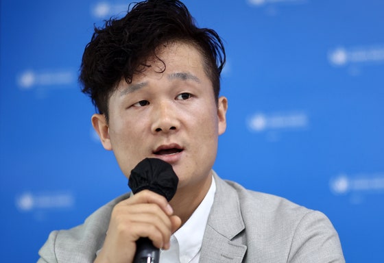 25일 서울글로벌센터에서 열린 '유엔 북한인권서울사무소, 피해자 및 증인이 바라보는 지난 10년 간의 조선민주주의인민공화국 내 인권 상황' 공개세션에서 북한 이탈주민이 발언하고 있다. 연합뉴스