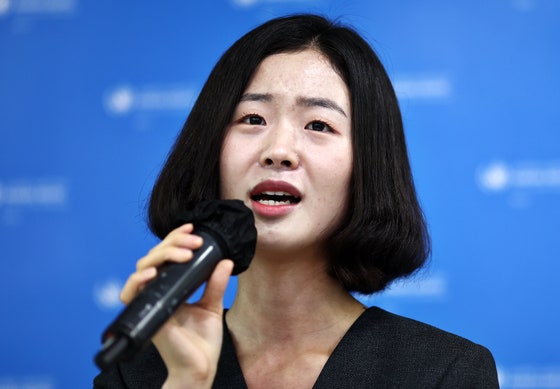 25일 서울글로벌센터에서 열린 '유엔 북한인권서울사무소, 피해자 및 증인이 바라보는 지난 10년 간의 조선민주주의인민공화국 내 인권 상황' 공개세션에서 북한이탈주민이 발언하고 있다. 연합뉴스