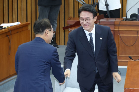 김민석 국무총리 후보자가 24일 오전 서울 여의도 국회에서 열린 인사청문회에 출석해 박선원 더불어민주당 의원과 인사나누고 있다. 2025.6.24/뉴스1