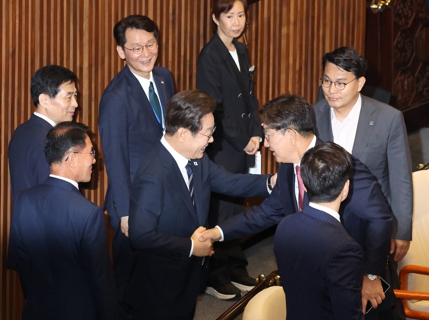이재명 대통령이 26일 추가경정예산 시정연설을 마친 뒤 국회 본회의장에서 국민의힘 권성동 의원과 인사하고 있다. 연합뉴스