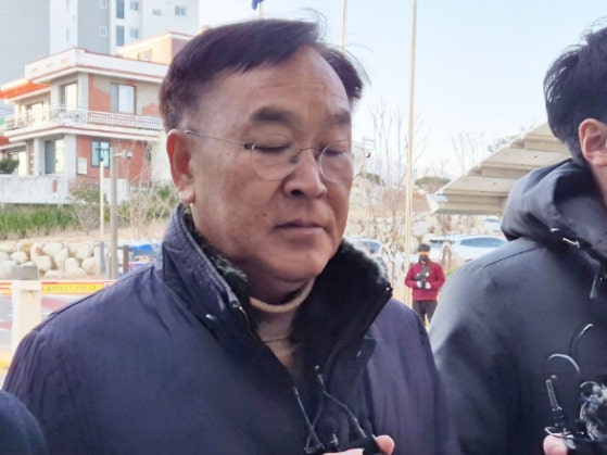 여성민원인을 상대로 금품수수 등의 의혹을 받는 김진하 양양군수가 지난 1월 2일 구속 전 피의자 심문(영장실질심사)을 받기 위해 춘천지법 속초지원에 들어서고 있다. 뉴스1