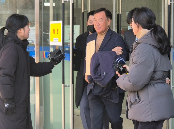 지난 1월 2일 오후 김진하 강원 양양군수가 춘천지법 속초지원에서 구속 전 피의자 심문(영장실질심사)을 마치고 나오고 있다. 연합뉴스