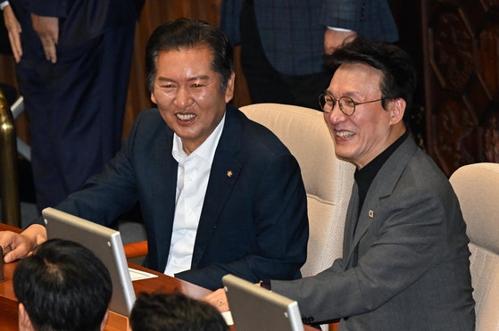 김민석 국무총리 후보자가 26일 국회 본회의장에서 정청래 더불어민주당 의원과 대화하고 있다. 뉴스1