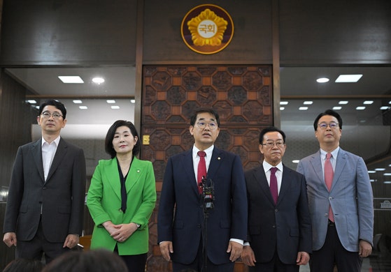 이종배 김민석 국무총리 후보자 인사청문특별위원회 위원장을 비롯한 국민의힘 위원들이 26일 오전 서울 여의도 국회 로텐더홀에서 기자회견을 하고 있다. 뉴스1