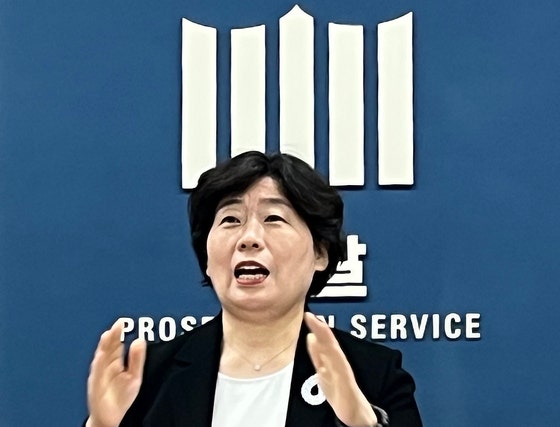 윤석열 전 대통령의 12.3 내란 및 외환 혐의 등을 수사하는 내란 특검팀 박지영 특검보가 지난 24일 오후 서울 서초구 서울고검 기자실에서 브리핑을 하고 있다.  뉴스1