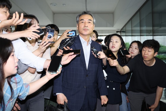김건희 여사 의혹 관련 사건 수사를 맡은 민중기 특별검사가 26일 오전 서울 서초구 사무실로 출근하고 있다. 뉴스1
