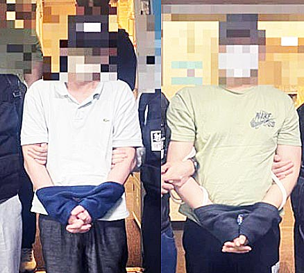 경찰이 횡령사범 A씨(왼쪽)와 온라인 도박사이트 운영자 B씨(오른쪽)를 필리핀 현지에서 검거해 27일 오전 강제송환했다. 사진 경찰청