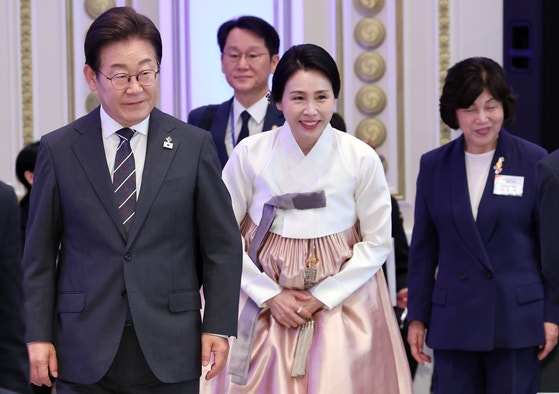 이재명 대통령과 김혜경 여사가 27일 청와대 영빈관에서 열린 '호국 보훈의 달, 대통령의 초대' 행사에 입장하고 있다. 맨 오른쪽은 강정애 국가보훈부 장관. 이번 행사에는 국가유공자 및 유족, 보훈단체장, 특별초청자