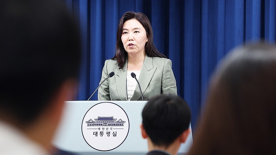  강유정 대통령실 대변인이 27일 서울 용산구 대통령실 청사에서 호국보훈의 달, 대통령의 초대 관련 브리핑을 하고 있다. 뉴스1