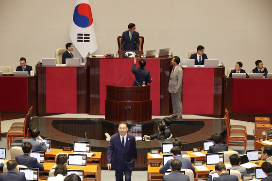 〈YONHAP PHOTO-3976〉 의장에게 항의하는 야당    (서울=연합뉴스) 박동주 기자 = 27일 국회 본회의장에서 국민의힘 송언석 원내대표, 유상범 원내수석부대표가 법사위원장 등을 선출하기로 한 의사일정 강