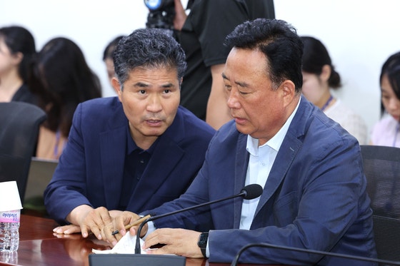 어기구 농림축산식품해양수산위원장(오른쪽)과 이원택 의원이 27일 오후 서울 여의도 국회 의원회관에서 열린 당정협의회에서 대화하고 있다. 뉴스1