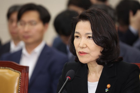 이진숙 방송통신위원장이 27일 국회 과학기술정보방송통신위원회 전체회의에서 의원질의에 답하고 있다. 연합뉴스