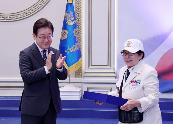 李<b>대통령</b>, 청와대에 '천안함 함장' 초청했다…민주당 정부 최초