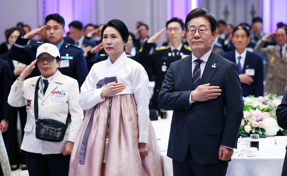 이재명 대통령과 김혜경 여사가 27일 청와대 영빈관에서 열린 '호국보훈의 달, 대통령의 초대'에서 국민의례를 하고 있다. 대통령실사진기자단