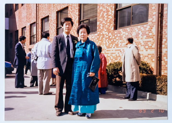 사법연수원 졸업식에서 모친과 함께한 이재명 대통령. 연합뉴스