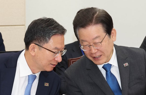 이재명 대통령과 18기 연수원 동기인 정성호 의원(왼쪽). 연합뉴스