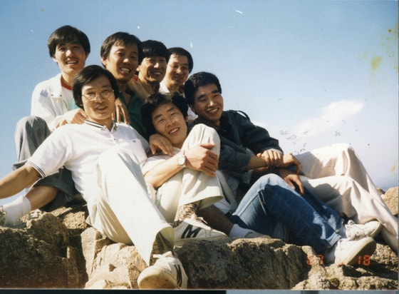 사진은 사법고시 합격 뒤 1987년 연수원 동기와 함께 사진촬영 하는 이재명 대통령. 연합뉴스