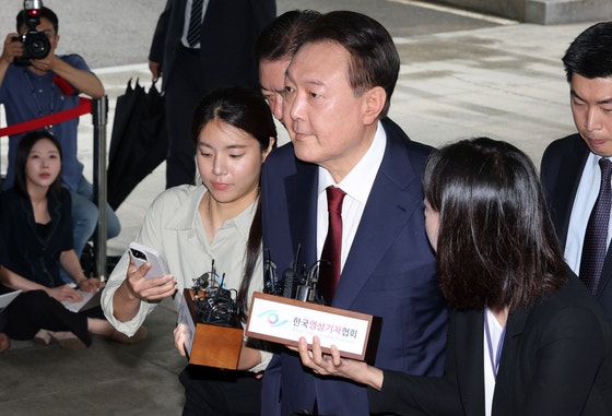 윤석열 전 대통령이 28일 피의자 신분으로 내란 특검 조사를 받기 위해 서울 서초구 서울고검 청사로 출석하고 있다. 연합뉴스