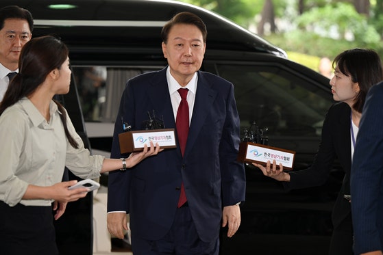 윤석열 전 대통령이 28일 오전 서울고검에서 열린 내란 특검팀의 첫 피의자 소환 조사에 출석하고 있다. 김경록 기자