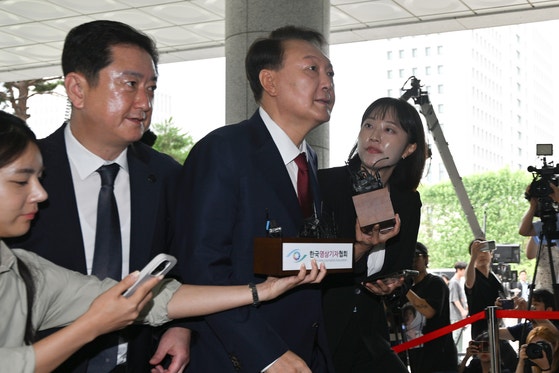 윤석열 전 대통령이 28일 오전 서울고검에서 열린 내란 특검팀의 첫 피의자 소환 조사에 출석하고 있다. 김경록 기자