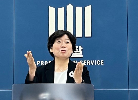 윤석열 전 대통령의 12.3 내란 및 외환 혐의 등을 수사하는 내란 특검팀 박지영 특검보가 지난 24일 오후 서울 서초구 서울고검 기자실에서 브리핑을 하고 있다.   내란 특검은 이날 윤 전 대통령에 대해 특수공무집