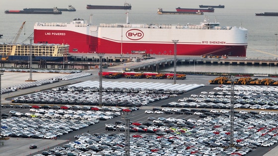 지난 4월 BYD 자동차운반선 중국 장쑤성 타이창시에서 7,000대 이상의 BYD 전기 차량을 싣고 브라질로 출항할 준비를 하고 있다. AFP=연합뉴스