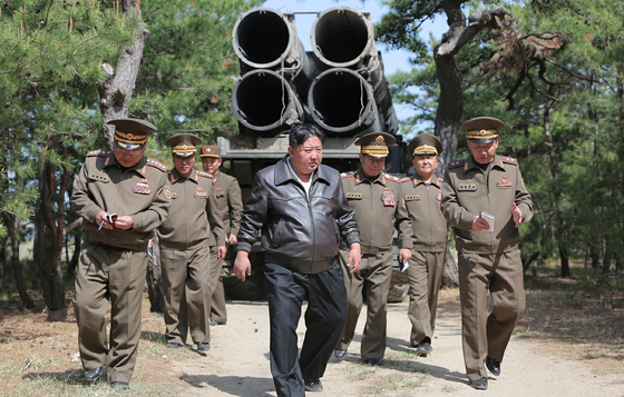 김정은 북한 국무위원장이 지난달 8일 진행된 장거리포 및 미사일체계 합동타격훈련을 지도하고 있다. 뉴스1 
