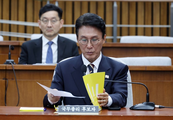김민석 국무총리 후보자가 지난 25일 서울 여의도 국회에서 열린 인사청문회에서 자료를 정리하고 있다. 뉴시스