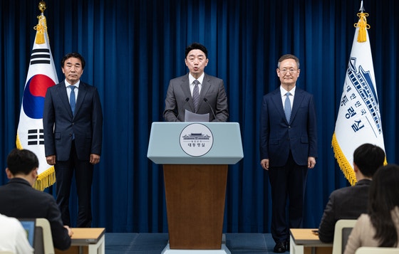 강훈식 대통령 비서실장이 29일 서울 용산구 대통령실 청사에서 수석비서관 인선 관련 브리핑을 하고 있다. 사진 왼쪽부터 대통령실 경청통합수석에 임명된 전성환, 강훈식 비서실장, 민정수석으로 임명된 봉욱 전 대검찰청 