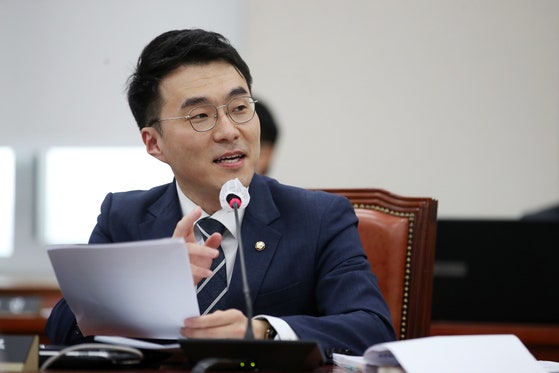 김남국 대통령실 국민디지털소통비서관이 2023년 10월 오후 서울 여의도 국회에서 열린 교육위원회의 교육부, 국가교육위원회 등에 대한 종합감사에서 질의하고 있다. 2023.10.26/뉴스1