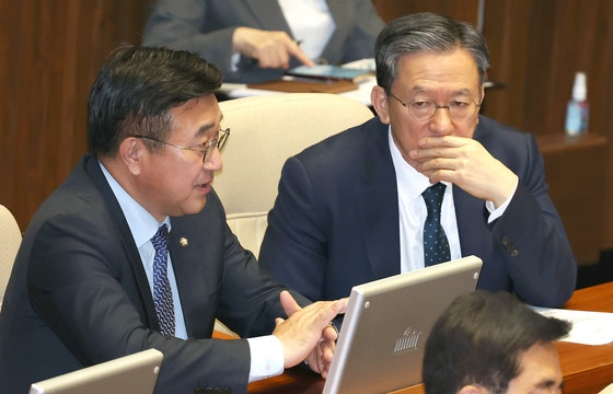 더불어민주당의 윤호중(왼쪽) 의원과 정성호 의원. 뉴시스