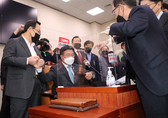 2020년 12월 8일 국회에서 열린 법제사법위원회 전체회의에서 윤호중 법사위원장(가운데)이 고위공직자범죄수사처 설치 및 운영에 관한 법률 일부개정법률안을 통과시켜려 하자 국민의힘 주호영 원내대표와 의원들이 거세게 