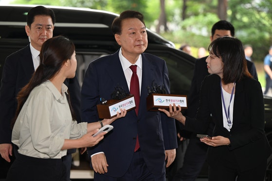 윤석열 전 대통령이 28일 오전 서울고검에서 열린 내란 특검팀의 첫 피의자 소환 조사에 출석하고 있다. 김경록 기자