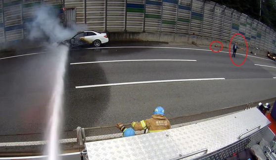 지난 24일 오후 경기도 성남시 분당수서간 고속화도로에서 분당방향으로 주행중이던 벤츠 차량에서 불이 났다. 당시 한 시민이 소화기로 화재 진압을 한 뒤 신호봉으로 교통 통제를 했는데 제27대 성남소방서 서장을 지낸 