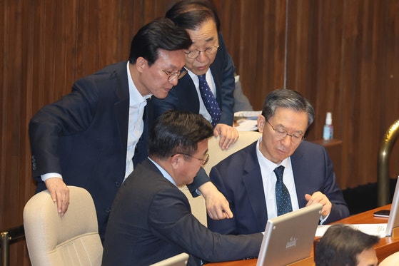 지난 4월 14일 정성호 법무부 장관 후보자(아래 오른쪽부터 시계방향), 윤호중 행정안전부 장관 후보자, 김민석 국무총리 후보자, 김윤덕 더불어민주당 의원이 국회 본회의장에서 대화하고 있다. 연합뉴스