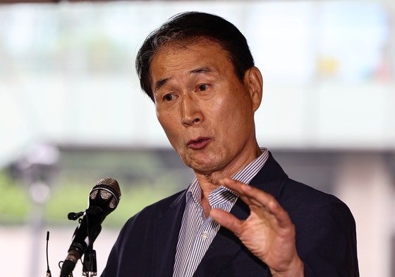지난 25일 권오을 국가보훈부 장관 후보자가 서울 중구 서울스퀘어에 마련된 인사청문회 사무실로 출근하며 취재진 질문에 답하고 있다. 뉴스1