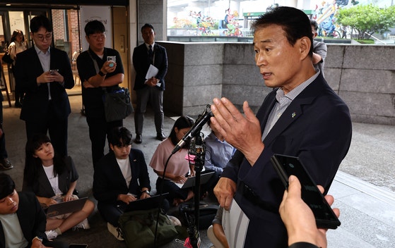 지난 25일 권오을 국가보훈부 장관 후보자가 서울 중구 서울스퀘어에 마련된 인사청문회 사무실로 출근하며 취재진 질문에 답하고 있다. 뉴스1