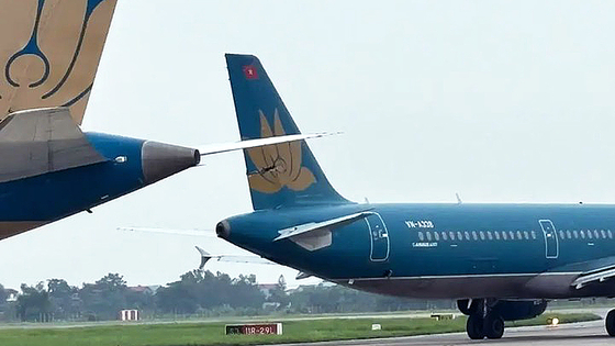 베트남 하노이 노이바이 공항 활주로에서 베트남항공 여객기 두 대가 충돌했다. 사진 뉴욕포스트 캡처