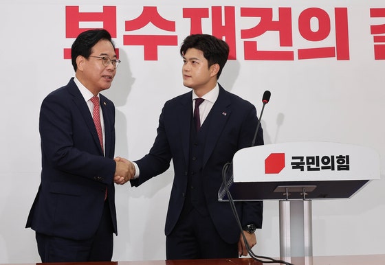 김용태 국민의힘 비상대책위원장(오른쪽)이 30일 국회에서 퇴임 기자회견 중 기자회견장을 방문 송언석 원내대표와 인사하고 있다. 임현동 기자