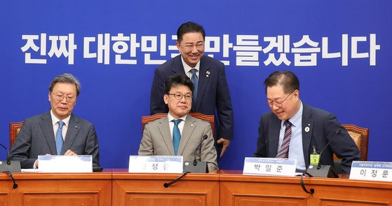 김병기 더불어민주당 대표 직무대행 겸 원내대표(가운데 뒤)가 30일 오전 국회에서 열린 민주당-경제단체 상법 간담회를 찾아 참석자들과 인사하고 있다. 앞줄 왼쪽부터 김창범 한국경제인협회 부회장, 진성준 정책위의장, 
