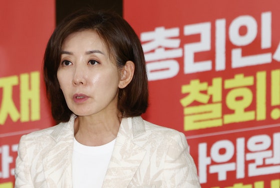 '<b>나경원</b> 농성장' 찾은 <b>김민석</b> "단식하는 건 아니죠?"
