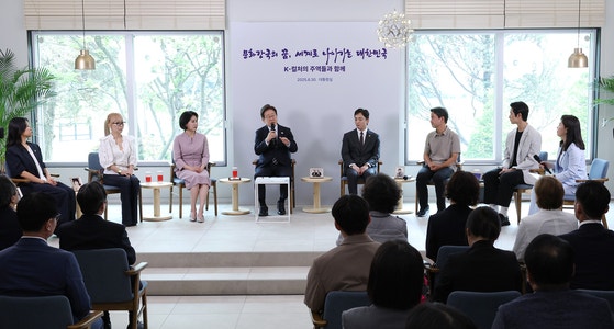 이재명 대통령이 30일 서울 용산구 대통령실 파인그라스에서 열린 문화예술계 수상자 간담회에서 발언하고 있다. 왼쪽부터 칸국제영화제 학생 부문(라 시네프) 1등상을 수상한 허가영 감독, 프랑스 문화예술공로훈장 ‘코망되