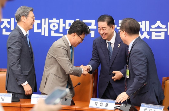 김병기 더불어민주당 원내대표(가운데)가 30일 민주당-경제 6단체 상근부회장단 간담회장에서 진성준 정책위의장과 인사하고 있다. 오른쪽은 박일준 대한상공회의소 부회장. 임현동 기자