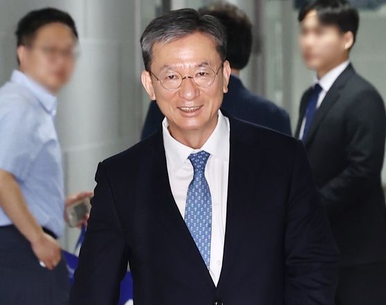 법무부 장관 후보자로 지명된 정성호 의원이 30일 오전 의원실로 출근하고 있다. [뉴스1]
